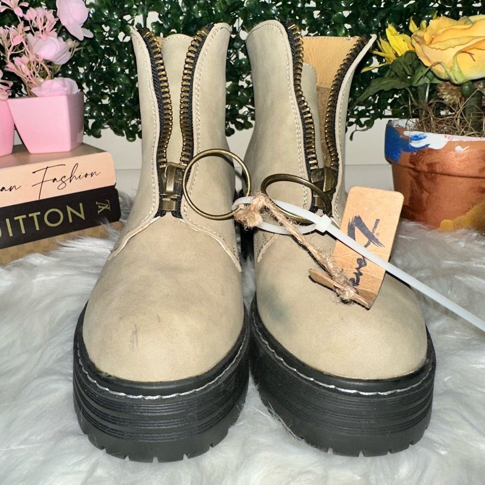 SEVEN 7 Tan Faux Leather Chunky Ankle Boots Sz 8M - NWOB